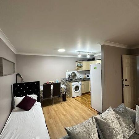 A 2 Standard Bedrooms Flat London Eksteriør bilde