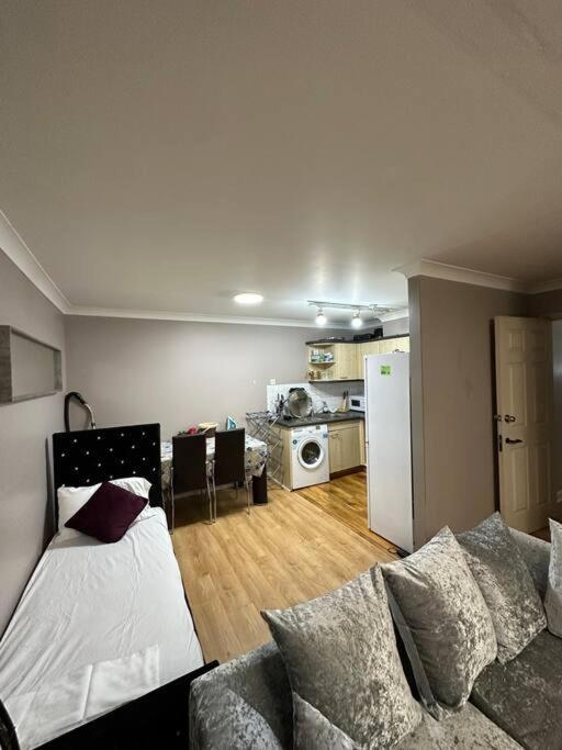 A 2 Standard Bedrooms Flat London Eksteriør bilde