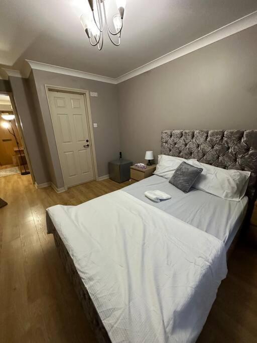 A 2 Standard Bedrooms Flat London Eksteriør bilde