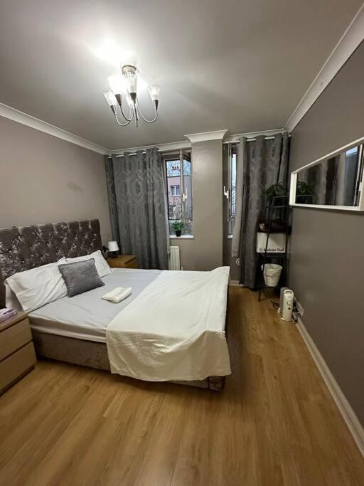 A 2 Standard Bedrooms Flat London Eksteriør bilde