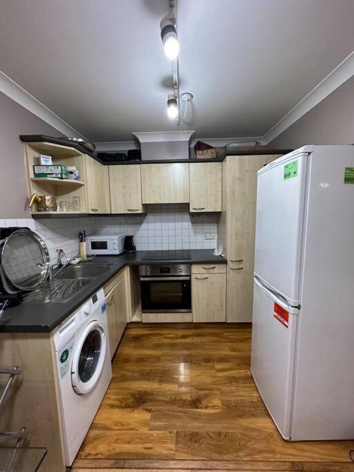 A 2 Standard Bedrooms Flat London Eksteriør bilde