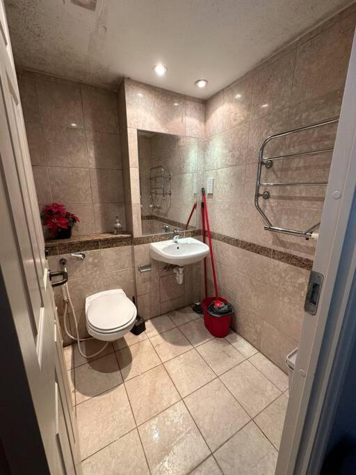 A 2 Standard Bedrooms Flat London Eksteriør bilde