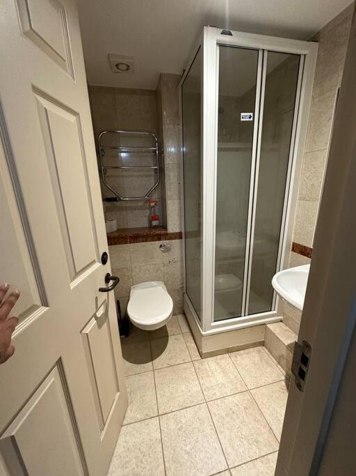 A 2 Standard Bedrooms Flat London Eksteriør bilde